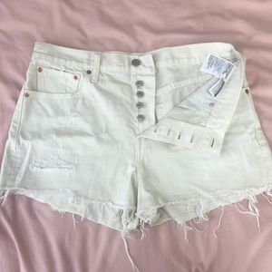 Light cream Levi’s high waisted short shorts!